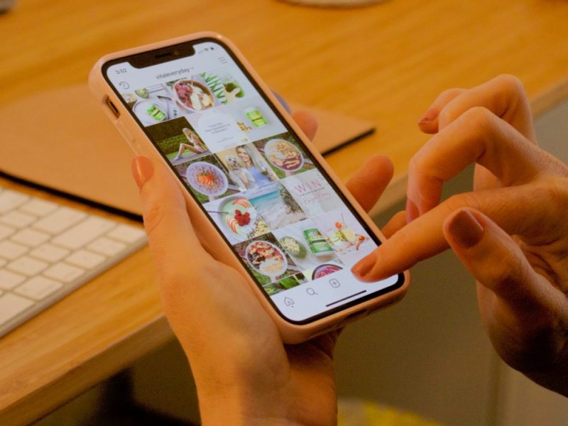 Droppare, cosa significa il verbo che leggiamo su&nbsp;Instagram